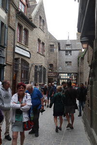 2023 09 19 De Saint-Quentin-sur-le-Homme au Mont-Saint-Michel, IMG_5942 La Grande Rue