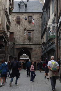 2023 09 19 De Saint-Quentin-sur-le-Homme au Mont-Saint-Michel, IMG_5943 La Grande Rue et la Porte du Roy